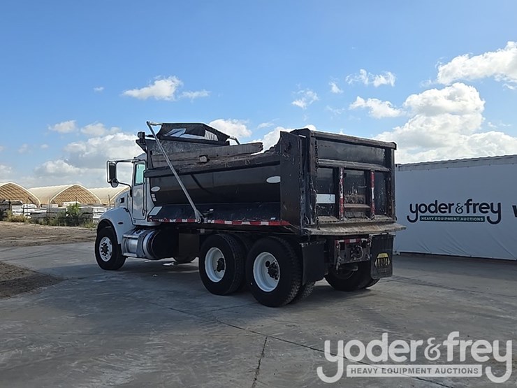 2018-peterbilt-348-image-3