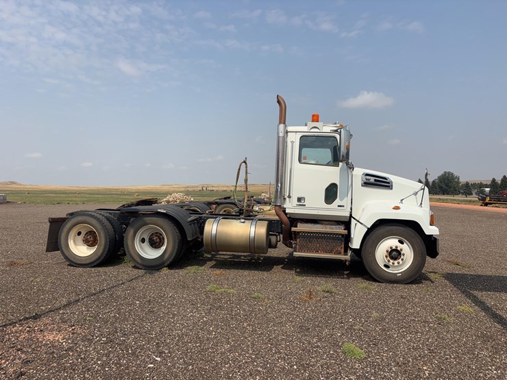 2015-western-star-w4700-semi-image-4