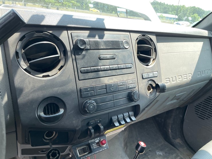 2013-ford-f550-image-36