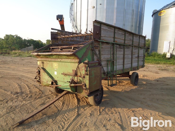 john-deere-chuck-wagon-forage/-feeder-wagon-image-1