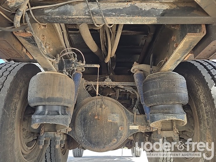 2012-peterbilt-348-image-29