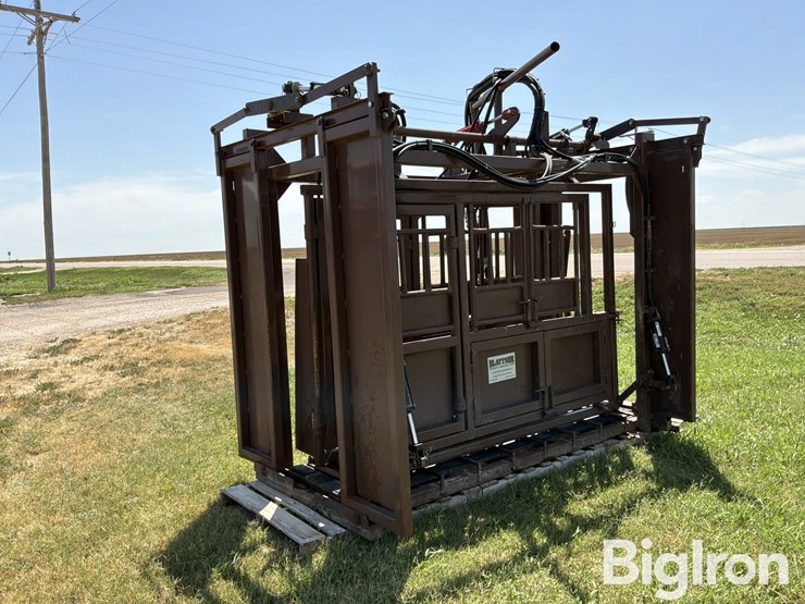 blattner-hydraulic-livestock-squeeze-chute-image-5