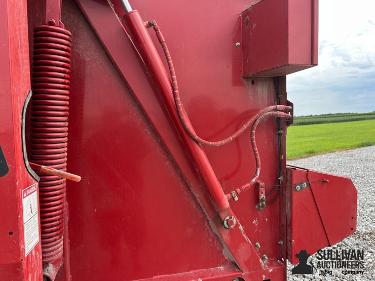 new-holland-br770-image-12