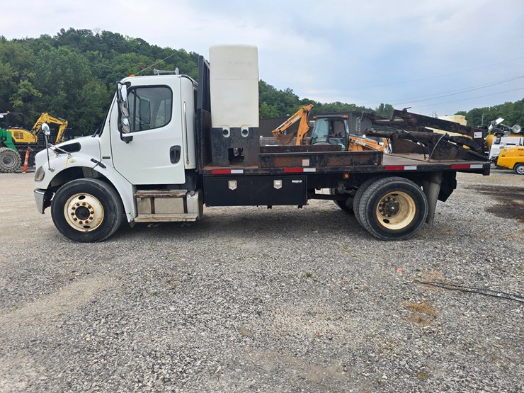 2006-freightliner-m2-106-image-6