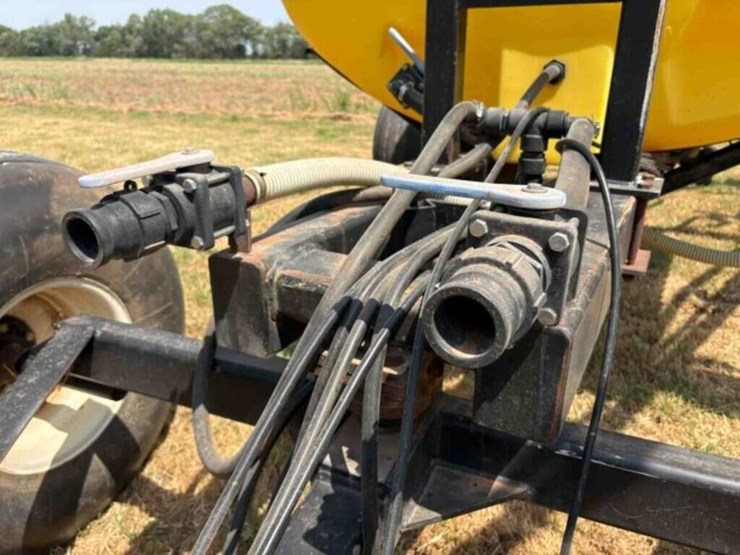wako-1000-gallon-field-sprayer-image-8