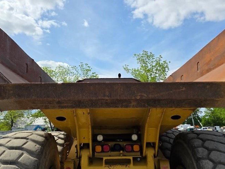 2011-caterpillar-740-image-24