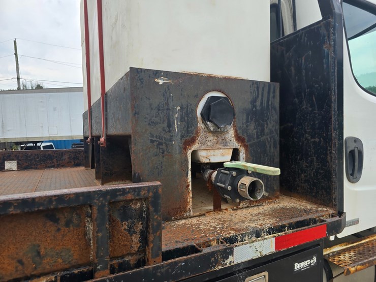 2006-freightliner-m2-106-image-71