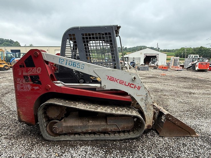 2011-takeuchi-tl240-image-5