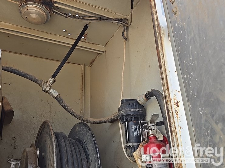 2014-peterbilt-348-image-40