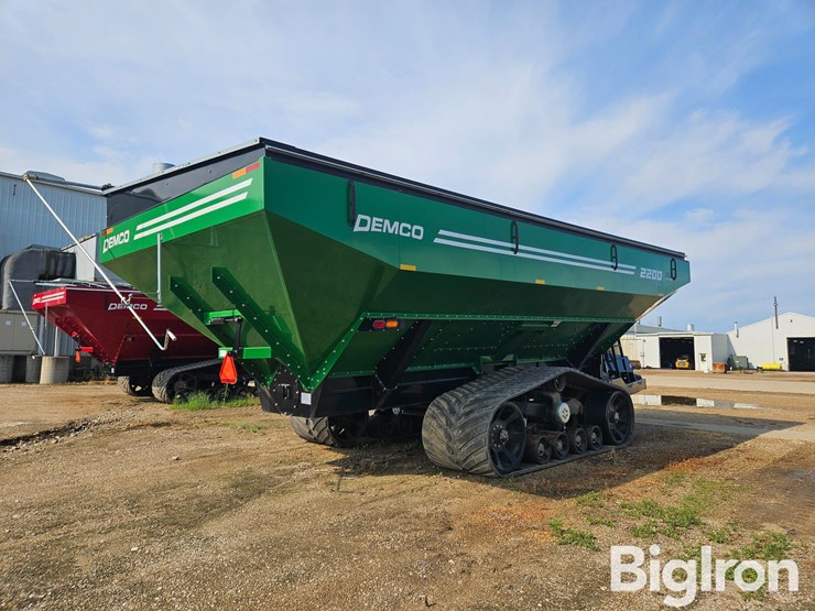 2023-demco-2200-grain-cart-image-5