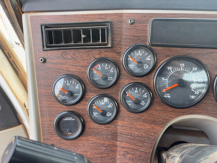 2015-western-star-w4700-semi-image-29