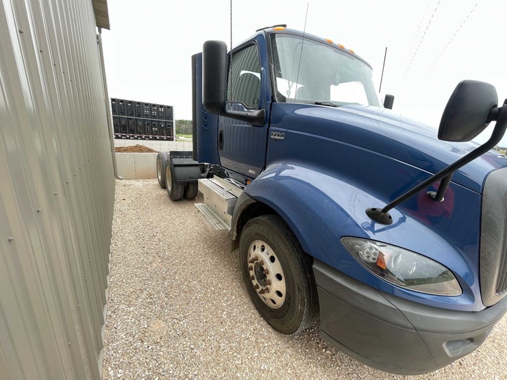 #108-•-2020-international-semi-tractor-(has-wi-title)-(denmark,-wi)-image-4