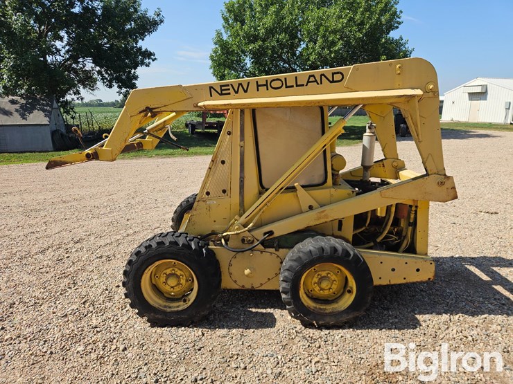 new-holland-l775-image-4