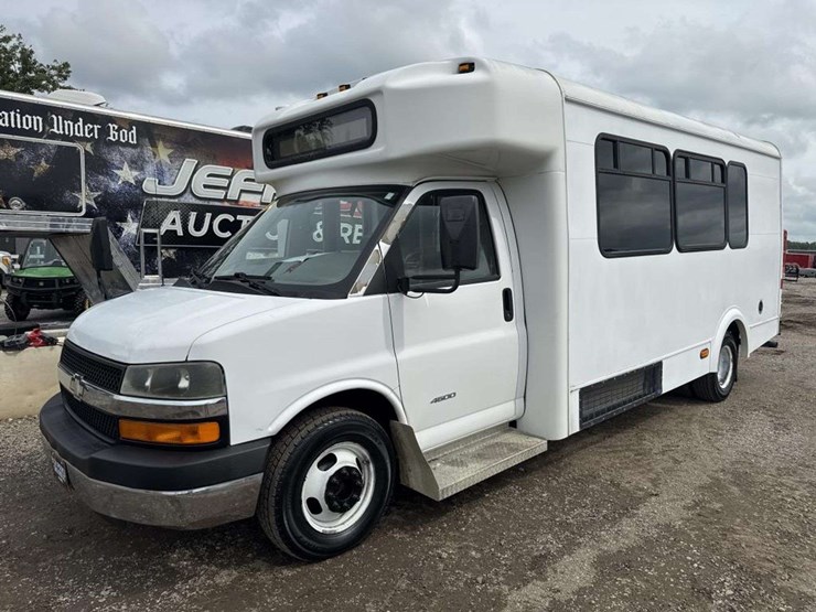 2010-chevrolet-express-g4500-image-1