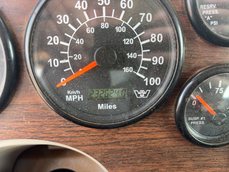 2015-western-star-w4700-semi-image-31