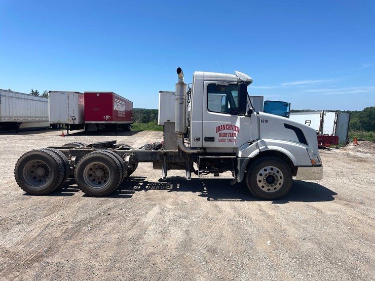 #120-•-2008-volvo-semi-tractor-(has-wi-title)-(whitelaw,-wi)-image-3
