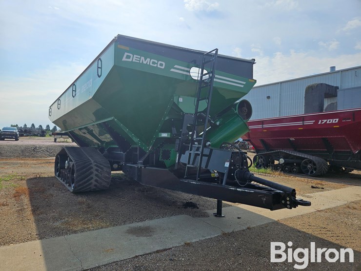 2023-demco-2200-grain-cart-image-3