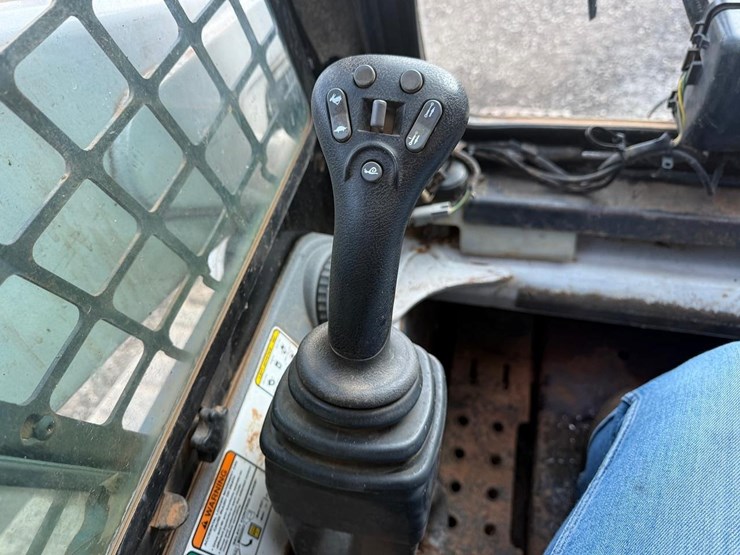 2008-bobcat-t300-image-25