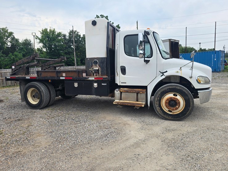 2006-freightliner-m2-106-image-17