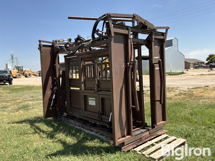 blattner-hydraulic-livestock-squeeze-chute-image-3