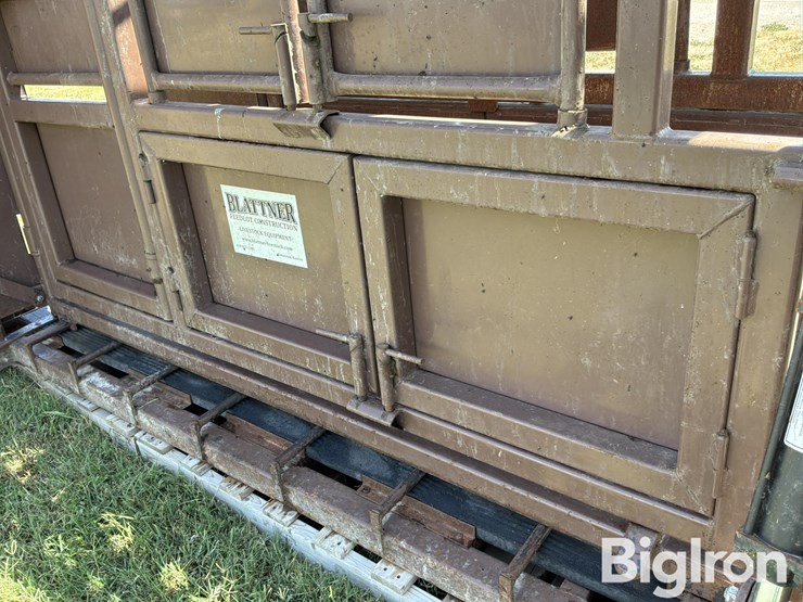 blattner-hydraulic-livestock-squeeze-chute-image-18
