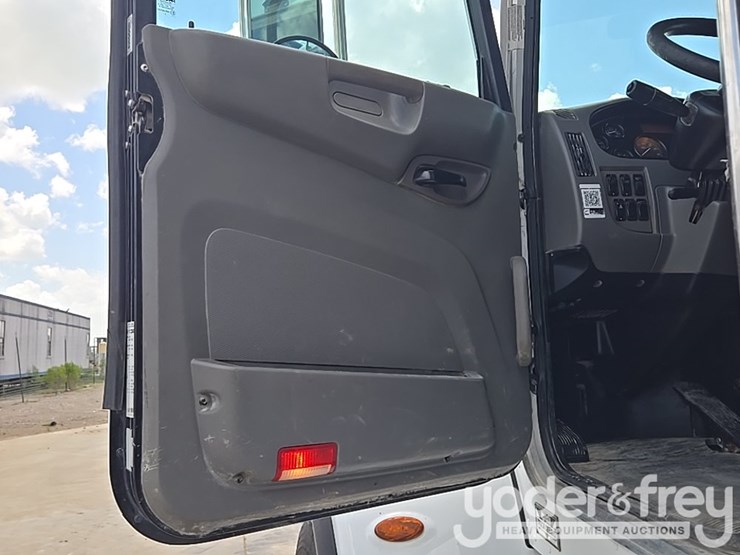 2018-peterbilt-348-image-61