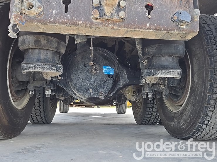 2018-peterbilt-348-image-30