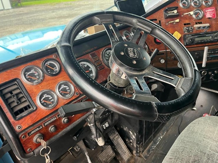 1999-freightliner-fld120-image-17
