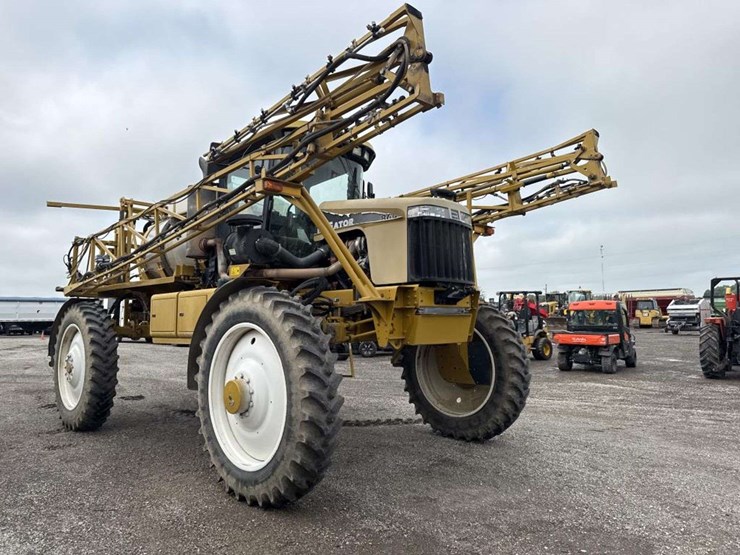 ag-chem-rogator-864-self-propelled-row-crop-spraye-image-5