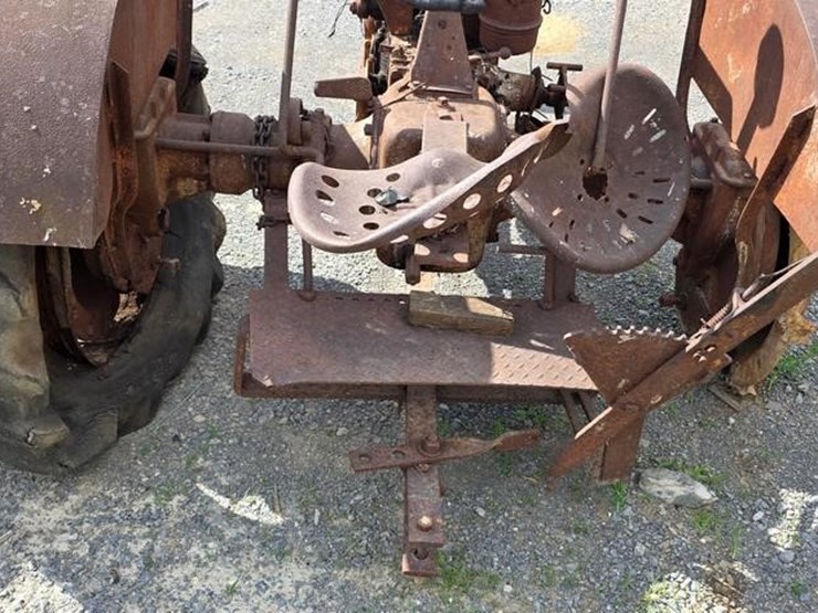 silver-king-tractor-(not-running)-105-image-10