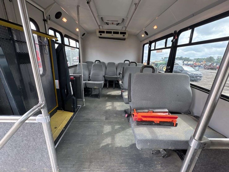 2010-chevrolet-express-g4500-image-22
