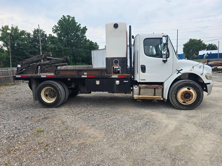 2006-freightliner-m2-106-image-16