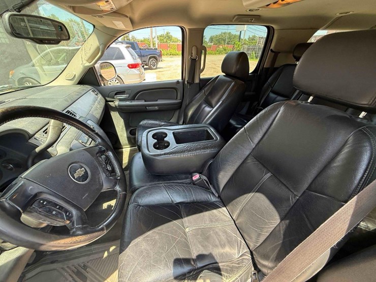 2007-chevrolet-suburban-image-11