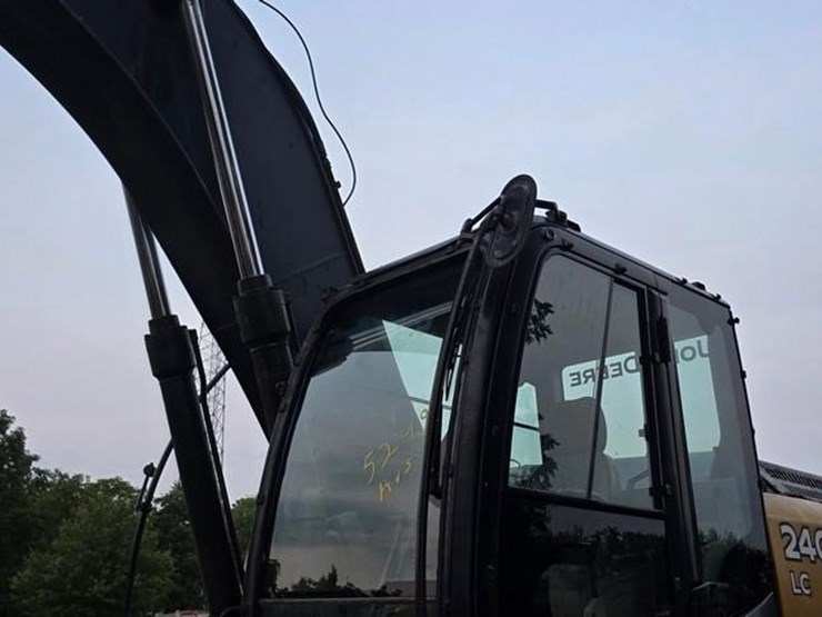 2011-deere-240d-lc-image-52