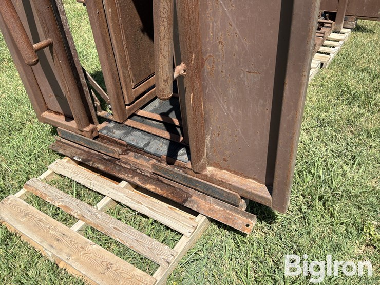 blattner-hydraulic-livestock-squeeze-chute-image-9