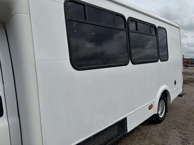 2010-chevrolet-express-g4500-image-8