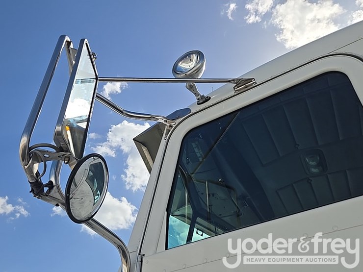 2012-peterbilt-348-image-76