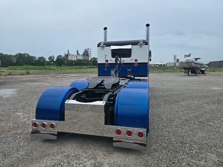 2000-peterbilt-379-image-15