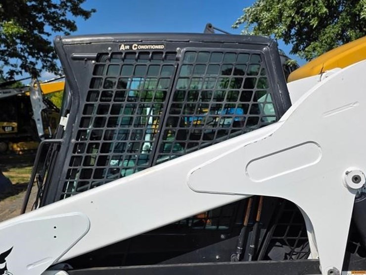 2010-bobcat-t300-image-29