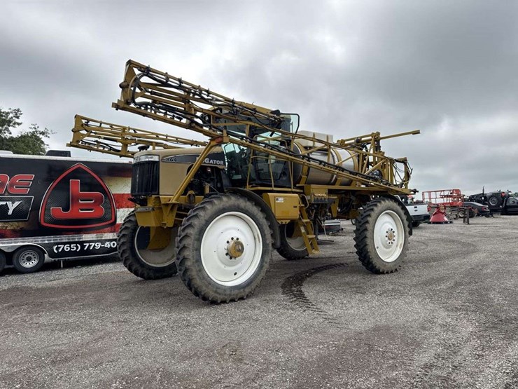 ag-chem-rogator-864-self-propelled-row-crop-spraye-image-1