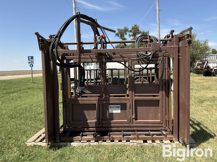 blattner-hydraulic-livestock-squeeze-chute-image-8