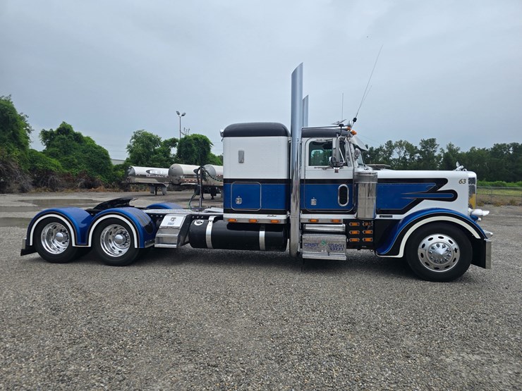 2000-peterbilt-379-image-23