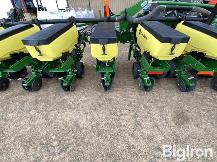 2020-john-deere-1725-image-17