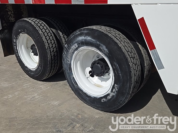 2012-peterbilt-348-image-13