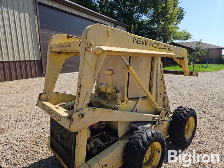 new-holland-l775-image-14