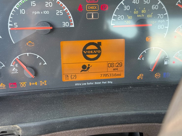 #125-•-2013-volvo-vnl64t-day-cab-(has-wi-title)-(new-berlin,-wi)-image-42