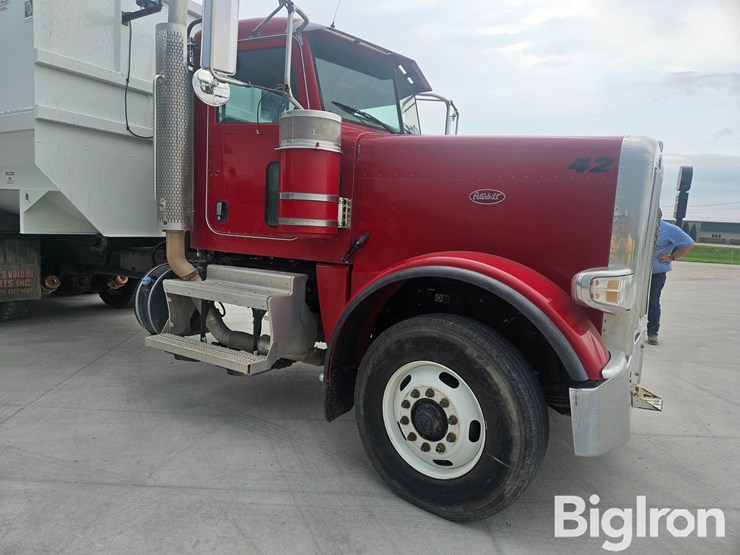 2020-peterbilt-389-image-11