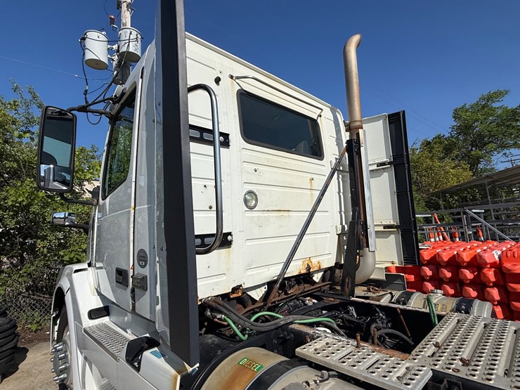 #125-•-2013-volvo-vnl64t-day-cab-(has-wi-title)-(new-berlin,-wi)-image-22