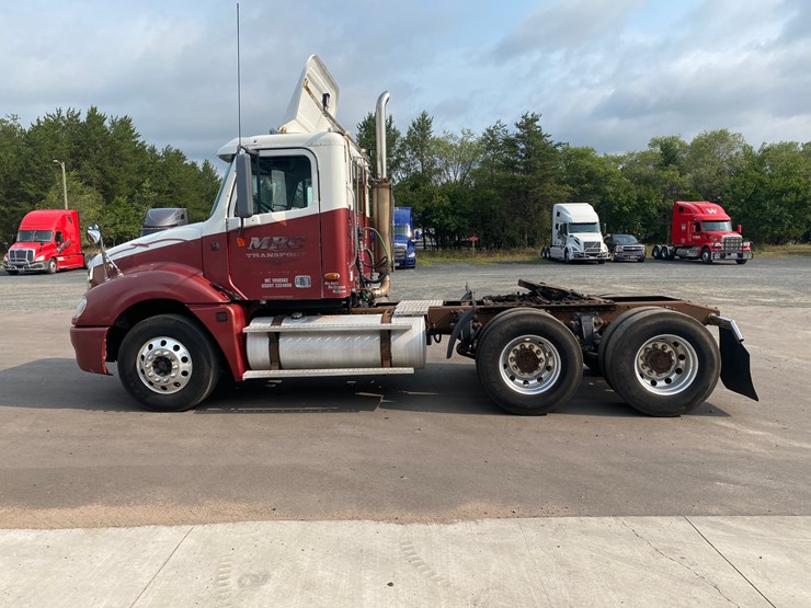 #119-•-2004-freightliner-day-cab-semi-tractor-(has-wi-title)-(eau-claire,-wi)-image-8