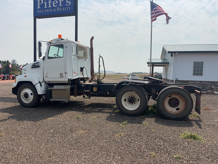 2015-western-star-w4700-semi-image-8